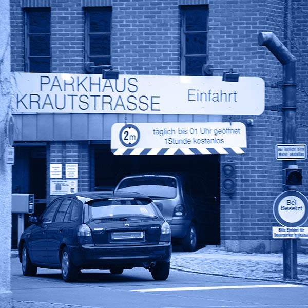 Das Parkhaus Krautstraße befindet sich nur wenige Gehminuten von der Kanzlei entfernt